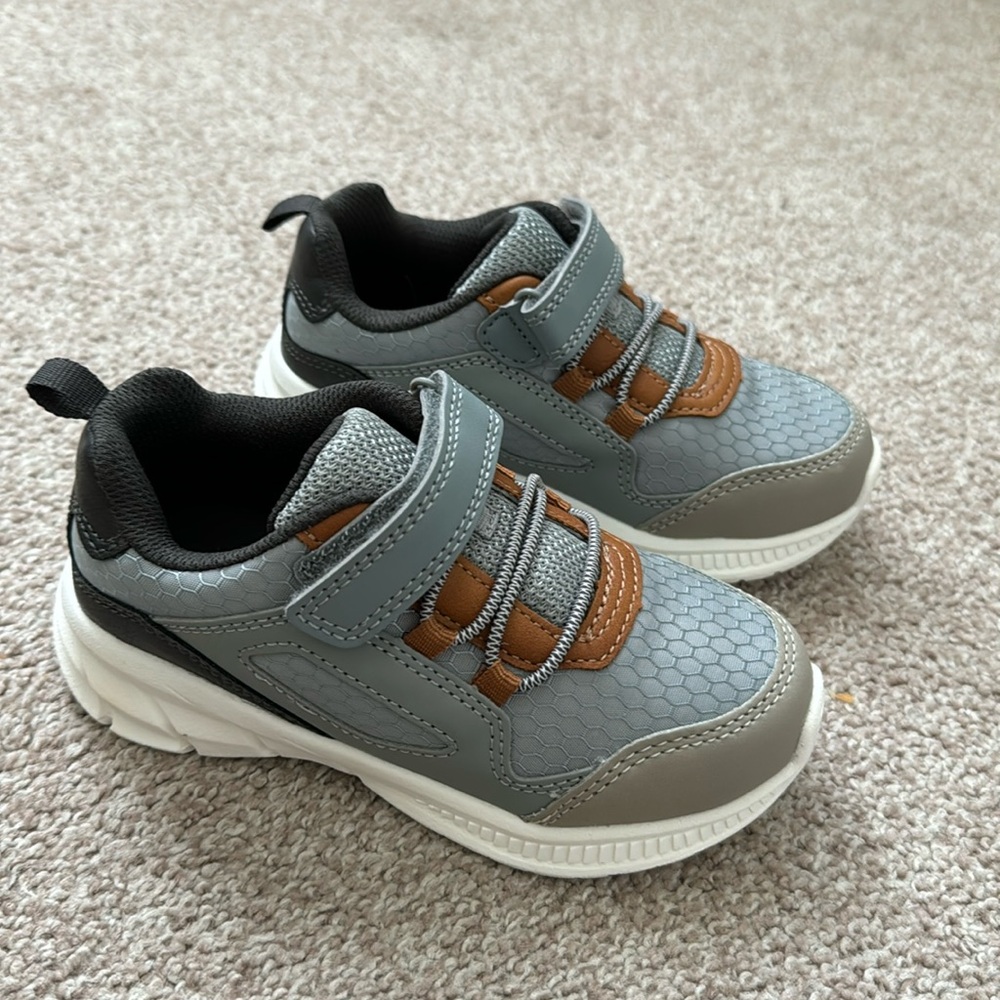 Carter’s Toddler snickers size 11